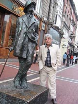 Sargon Boulus at the James Joyce statue, Dublin